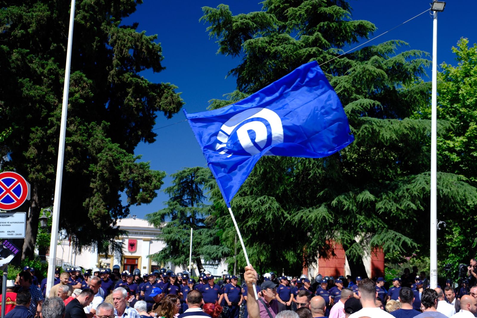 Protestë e madhe para Kuvendit, policia rrethon ndërtesën