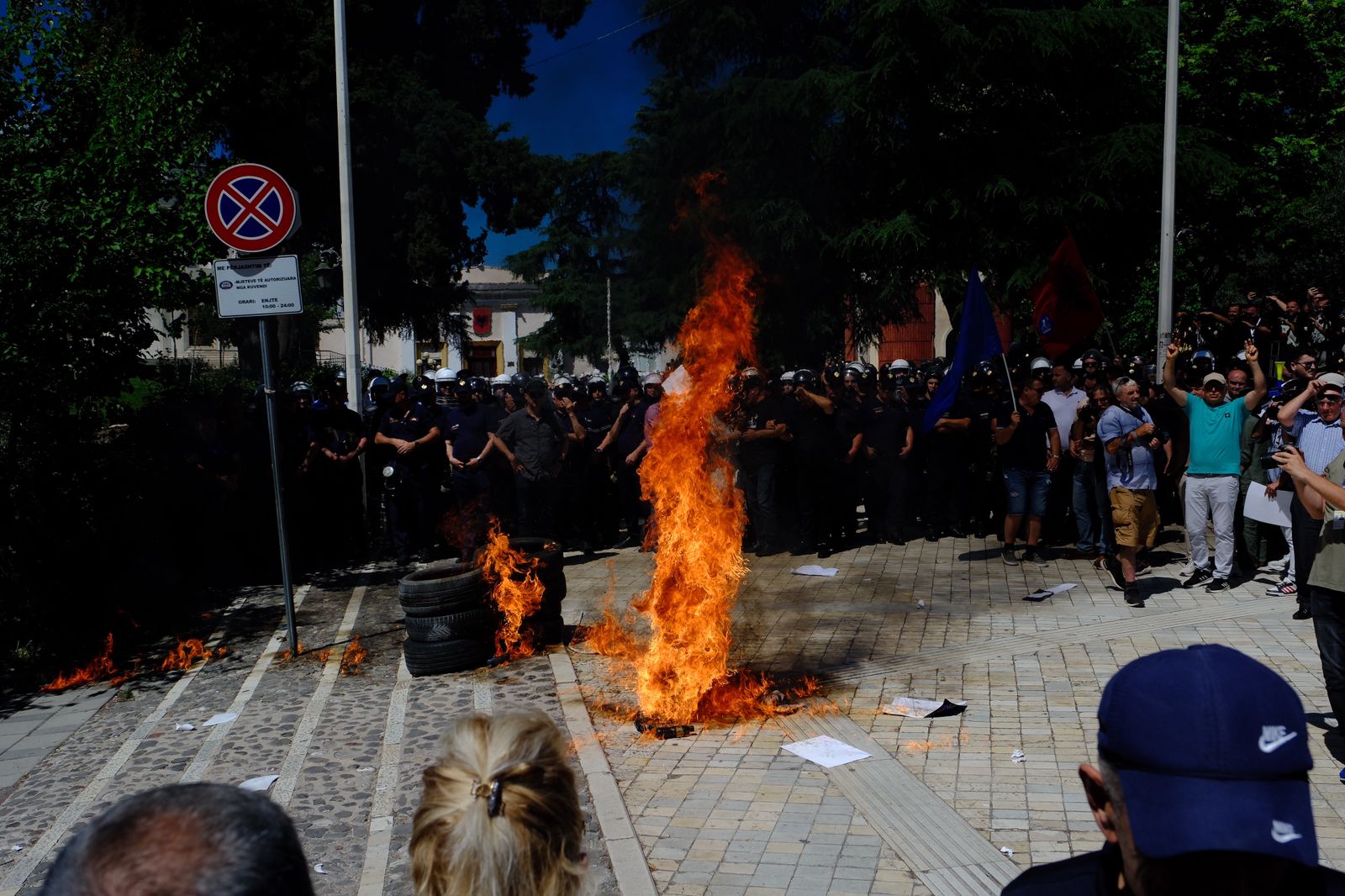 Protestë e madhe para Kuvendit, policia rrethon ndërtesën