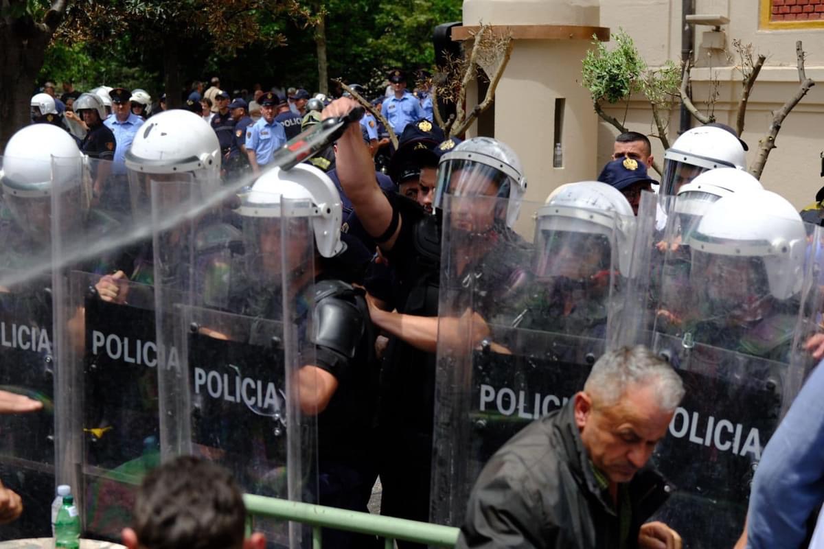Protesta te bashkia, policia gaz neutralizues kundër protestuesve dhe drejtuesve të PD