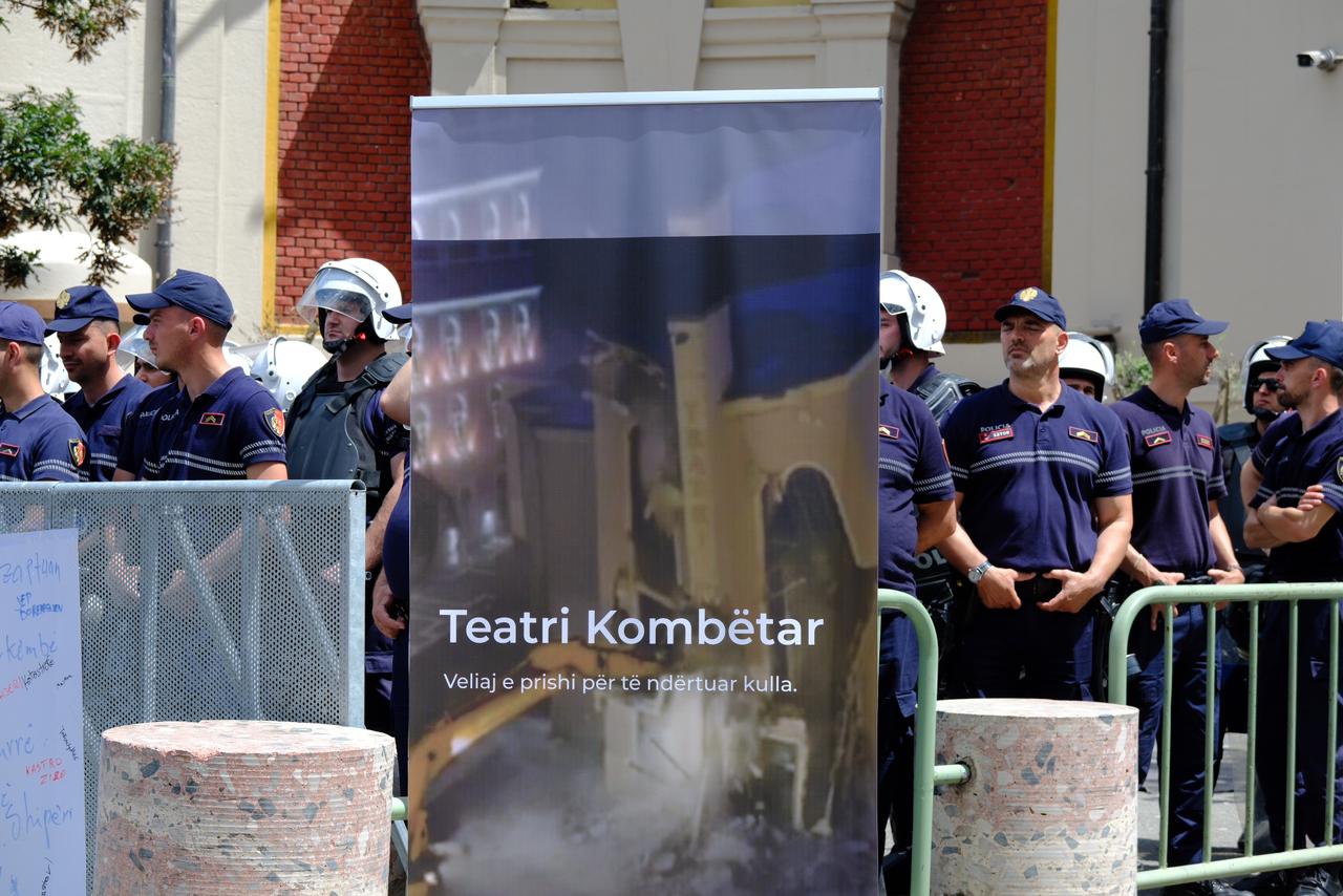 Protesta te bashkia. Qytetarët ekspozojnë aferat korruptive të bashkisë
