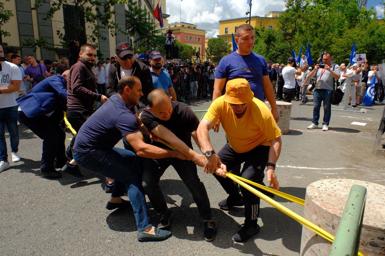 Protestë e tensionuar para bashkisë së Tiranës. Zjarr, molotov dhe përplasje fizike