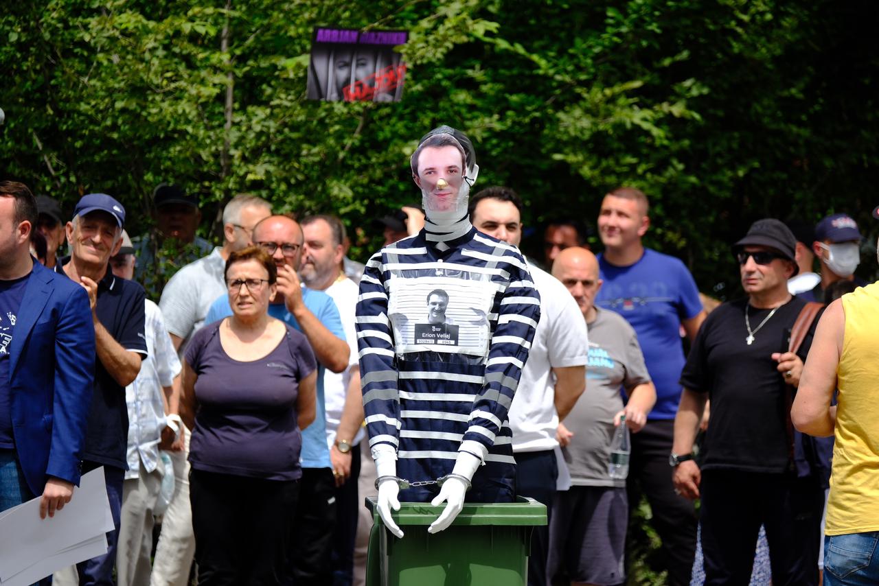 Protestë te bashkia e Tiranës, manekini ‘Erion Veliaj’ në pranga dhe kostum burgu
