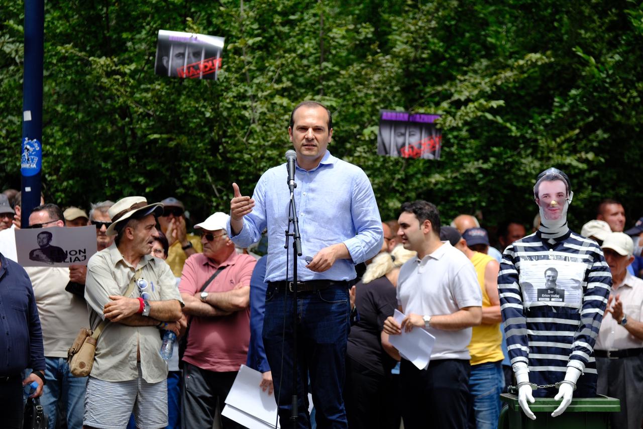 Protestë te bashkia e Tiranës, manekini ‘Erion Veliaj’ në pranga dhe kostum burgu