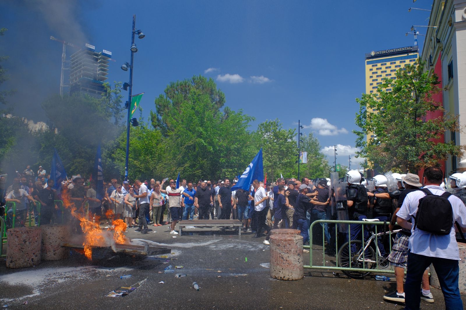 Protesta e 14 para bashkisë së Tiranës: Veliaj të ikë me pranga