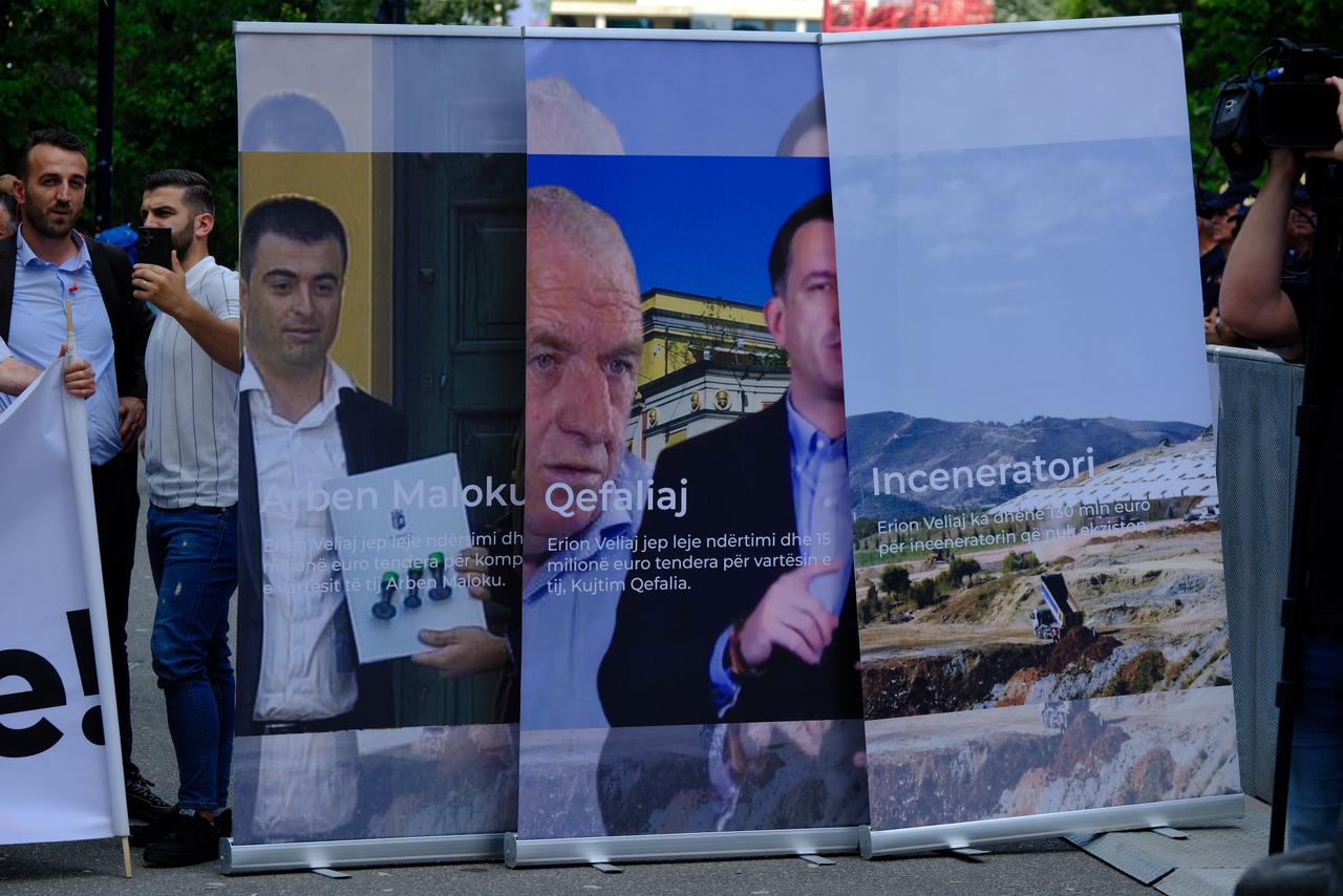 Protesta te bashkia. Qytetarët ekspozojnë aferat korruptive të bashkisë