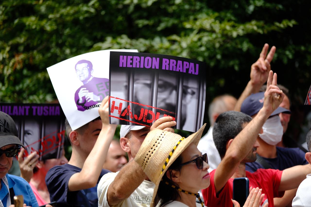 Protestë te bashkia e Tiranës, manekini ‘Erion Veliaj’ në pranga dhe kostum burgu