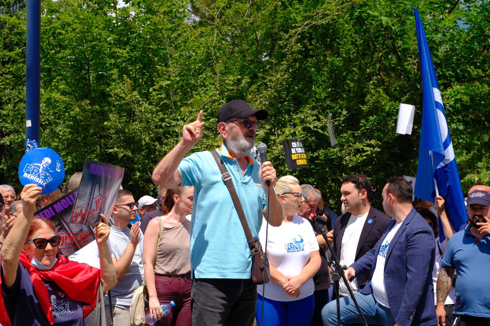 Protestë e tensionuar para bashkisë së Tiranës. Zjarr, molotov dhe përplasje fizike