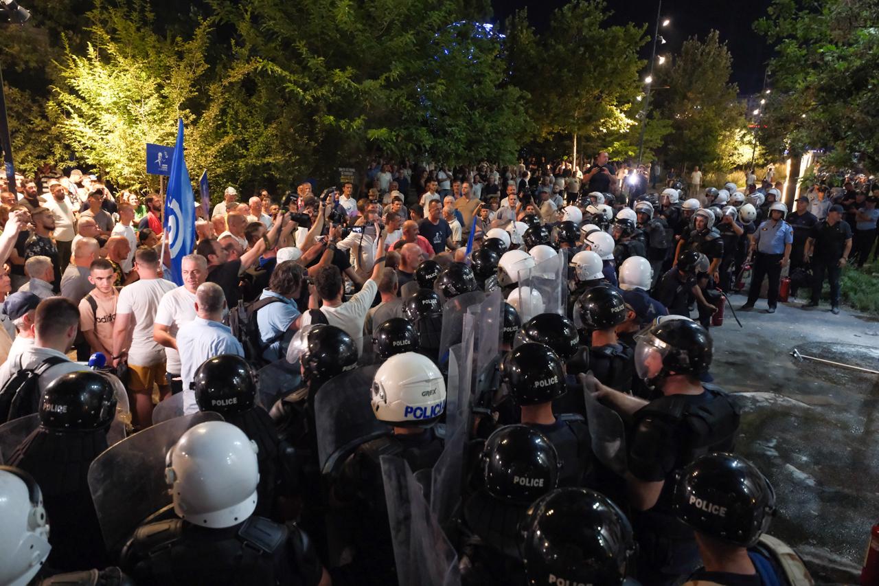 Protestë e madhe nga opozita në Tiranë, nga zyra e Ramës te ajo e Veliajt, zjarr simbolik mbi dyer e dritare