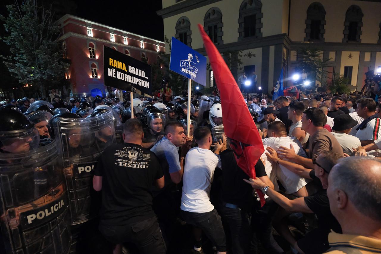 Protestë e madhe nga opozita në Tiranë, nga zyra e Ramës te ajo e Veliajt, zjarr simbolik mbi dyer e dritare