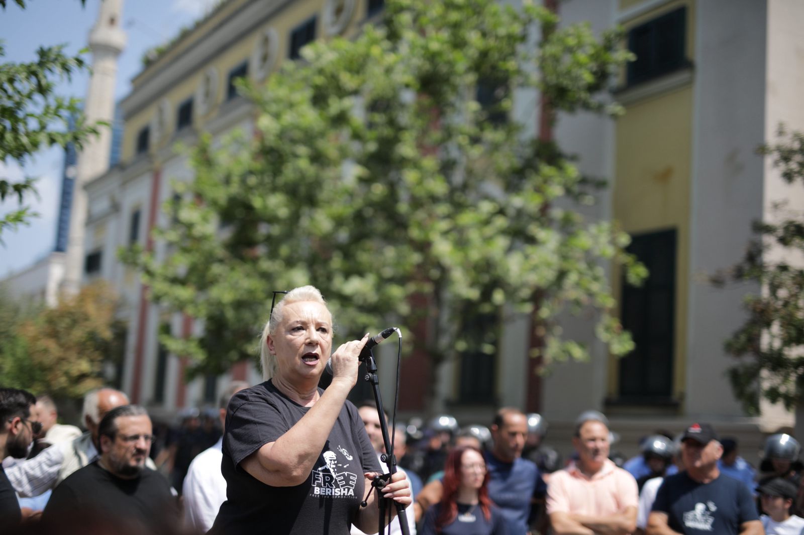 Protesta te bashkia, Këlliçi tregon edhe një emër të ri te inceneratorët, Caka për Veliajn: Mbaj antiplumb për tu mbrojtur nga të tutë