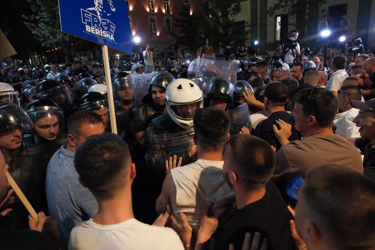 Protestë e madhe nga opozita në Tiranë, nga zyra e Ramës te ajo e Veliajt, zjarr simbolik mbi dyer e dritare