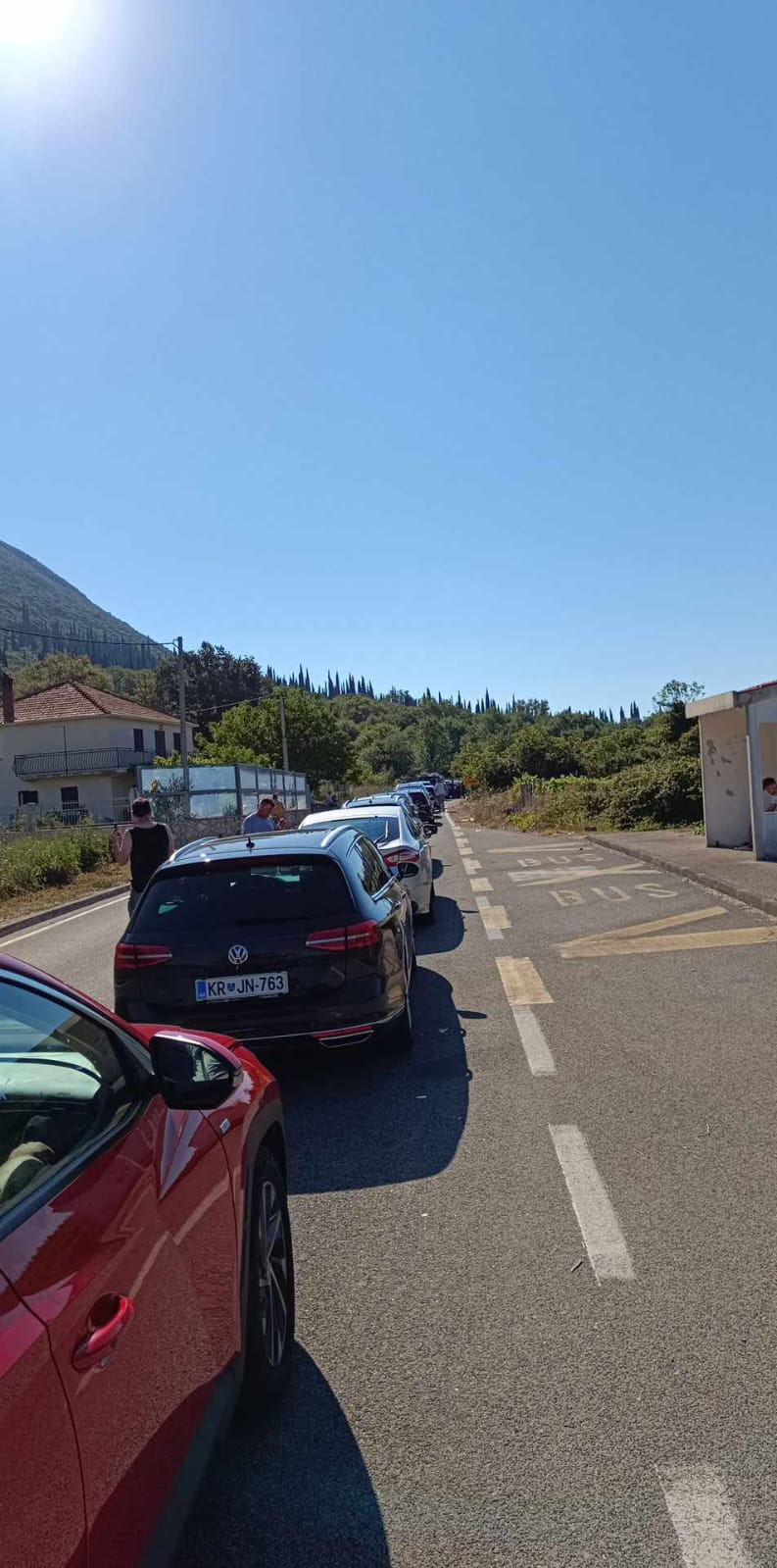 SKANDAL/ Bllokohet qarkullimi i makinave në Murriqan. Rradhë të gjata që në mëngjes