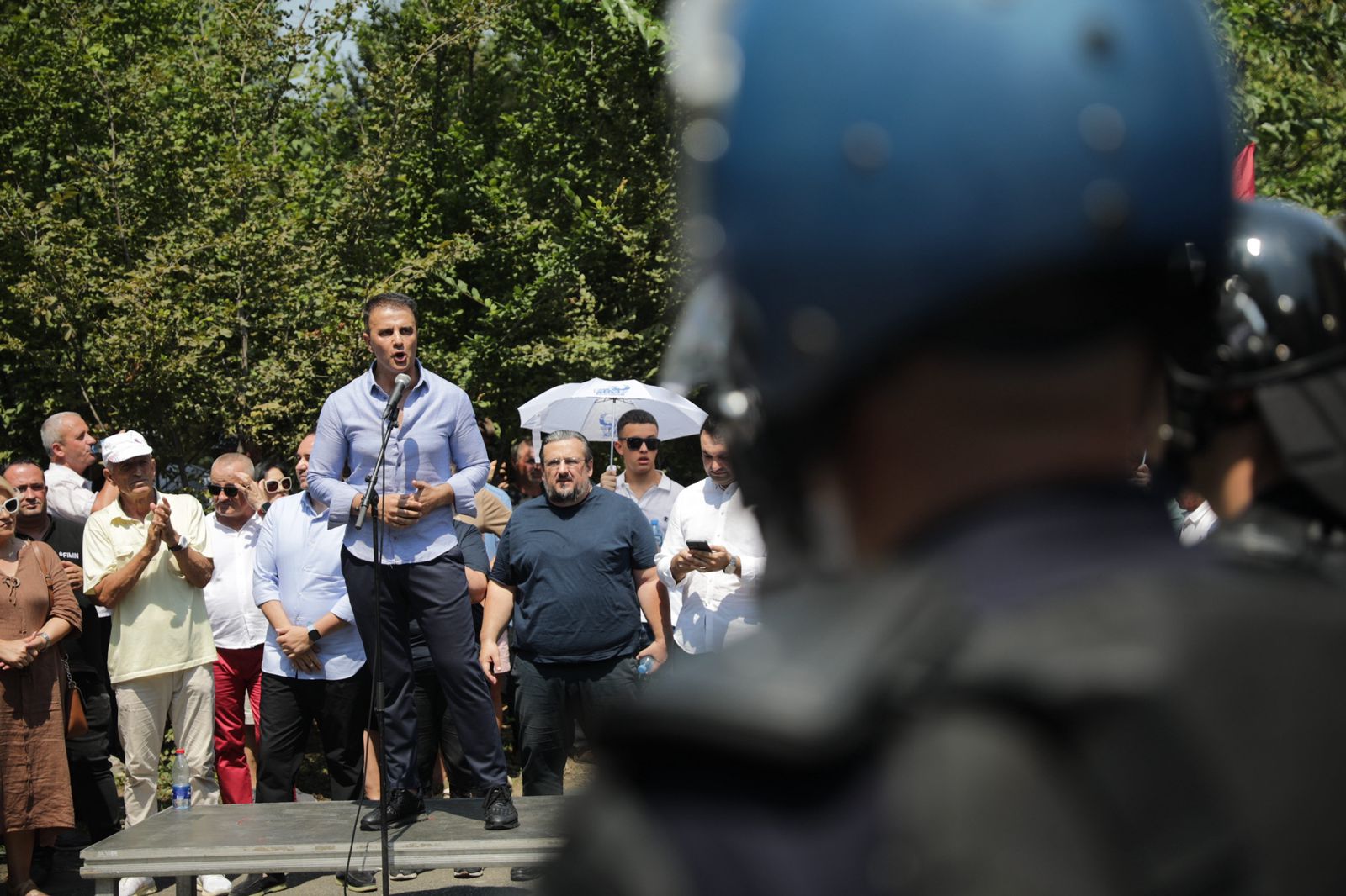 Protesta te bashkia e Tiranës, opozita nuk ndalet as në 40 gradë për të kërkuar hetimin e Veliajt