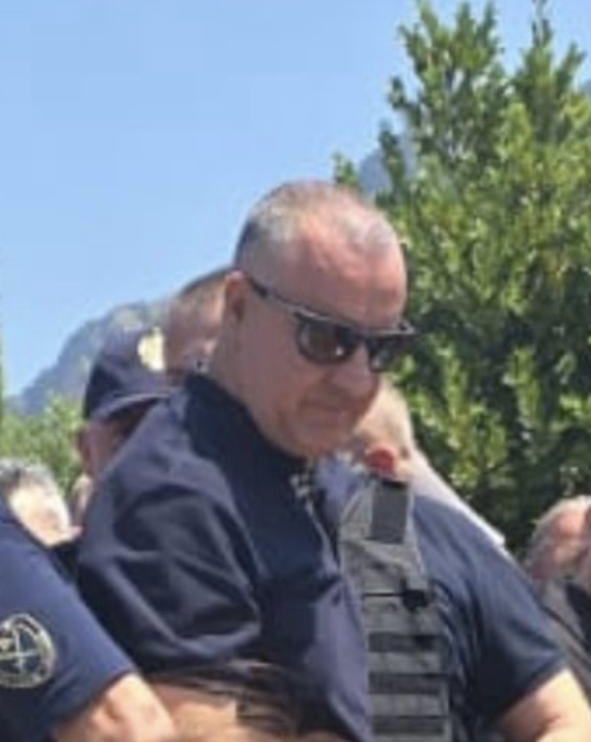 VIDEO/ Dritan Dajti shfaqet në Tiranë. Merr pjesë në varrimin e nënës