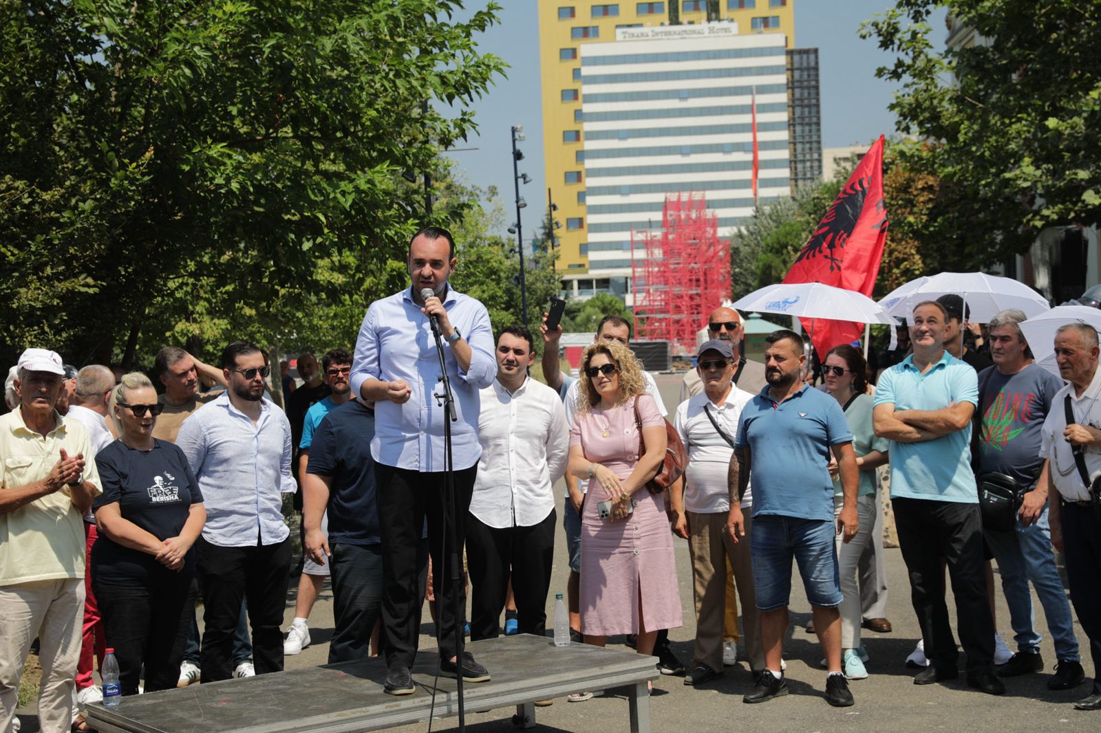 Protesta te bashkia e Tiranës, opozita nuk ndalet as në 40 gradë për të kërkuar hetimin e Veliajt