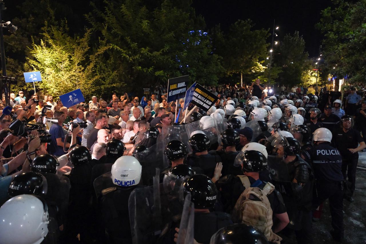 Protestë e madhe nga opozita në Tiranë, nga zyra e Ramës te ajo e Veliajt, zjarr simbolik mbi dyer e dritare