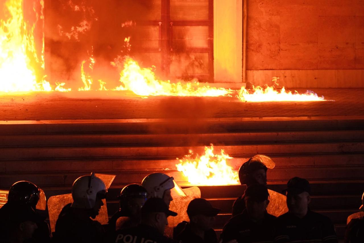 Protestë e madhe nga opozita në Tiranë, nga zyra e Ramës te ajo e Veliajt, zjarr simbolik mbi dyer e dritare