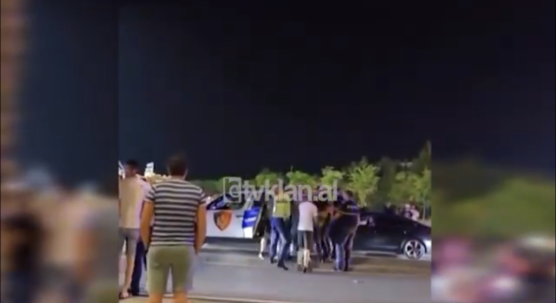 Rrahën policët në Lungomare, u bllokohet biznesi dhe përfundojnë në pranga