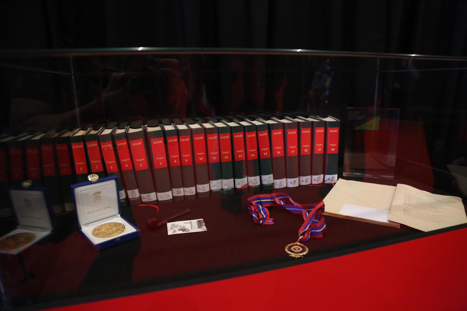 Ismail Kadare përcillet për në banesën e fundit, varg i gjatë qytetarësh për homazhe