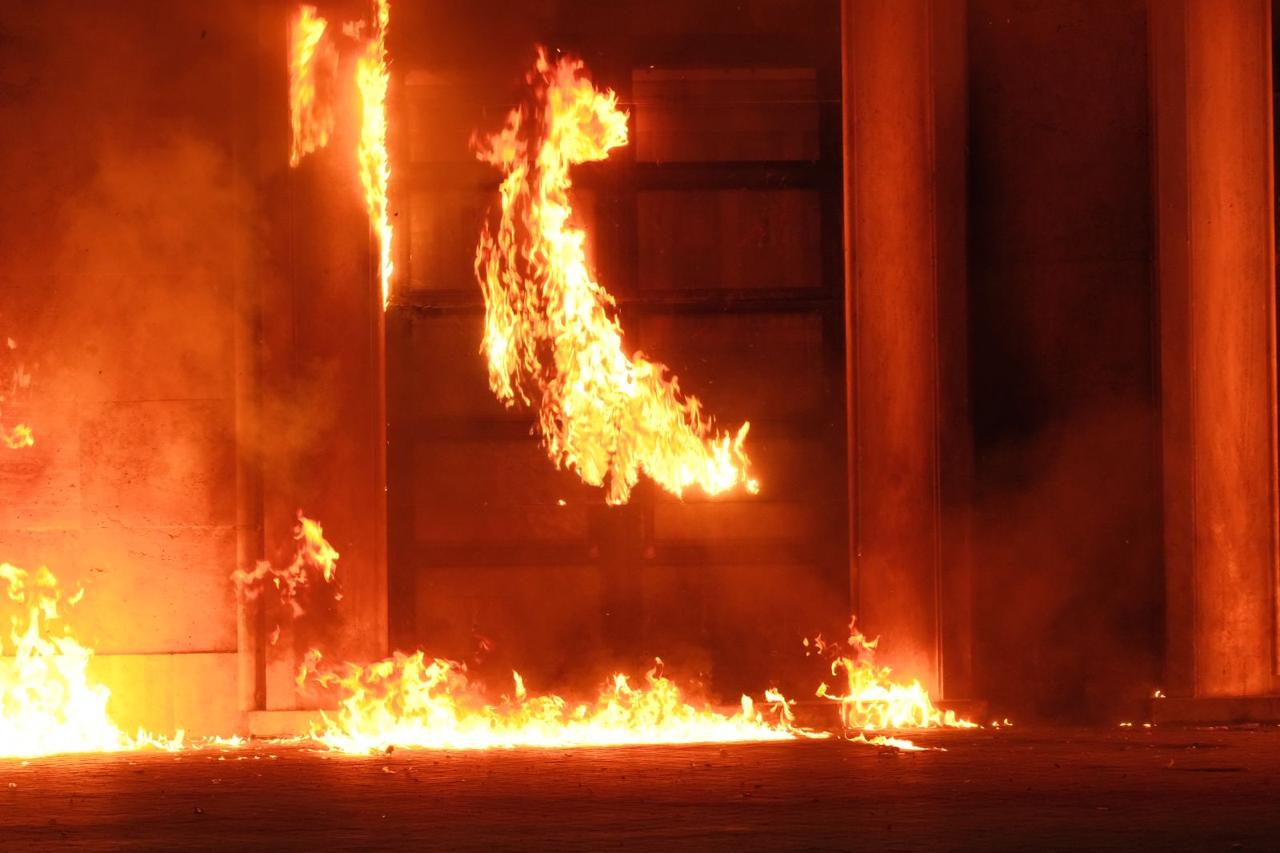 Protestë e madhe nga opozita në Tiranë, nga zyra e Ramës te ajo e Veliajt, zjarr simbolik mbi dyer e dritare