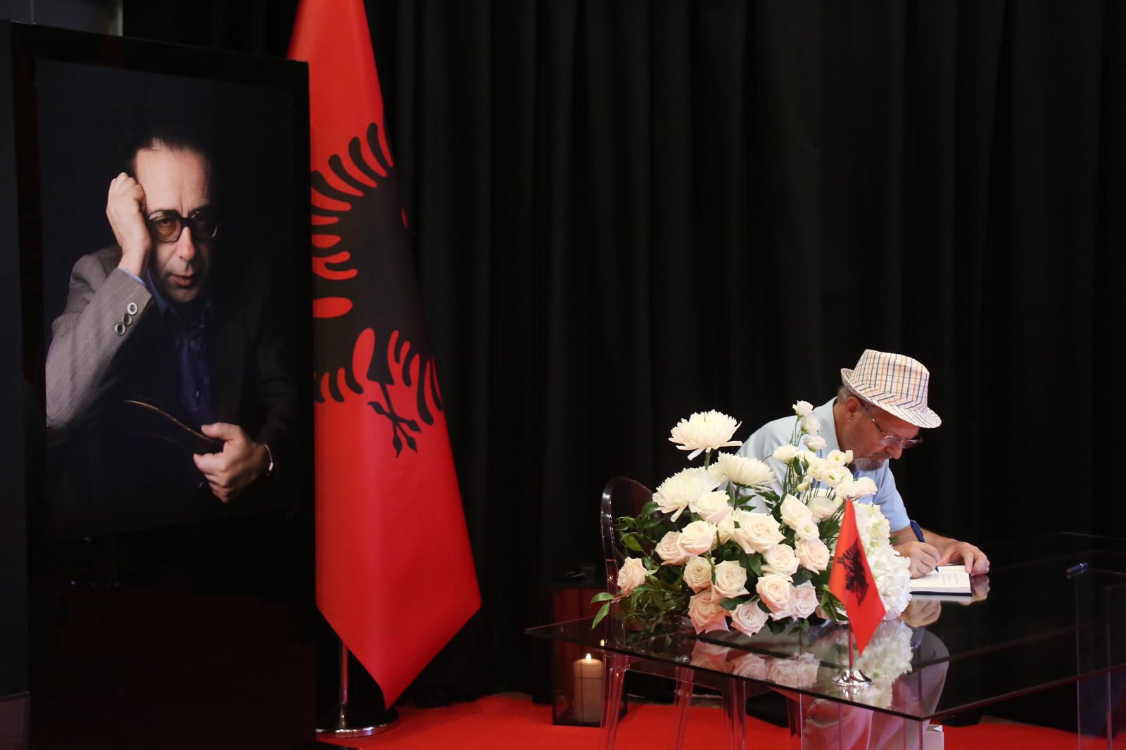 Ismail Kadare përcillet për në banesën e fundit, varg i gjatë qytetarësh për homazhe