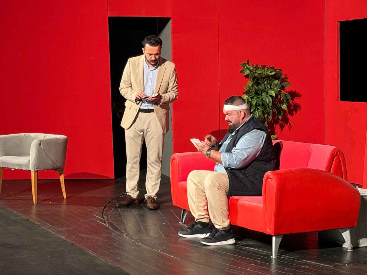 Komedia “Gruaja e burrit tim” vjen në Tiranë