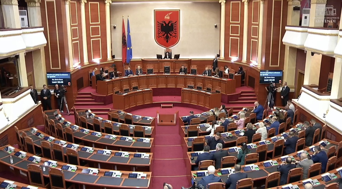 Deputetët e opozitës djegin karriget në Parlament, radikalizohet jeta politike