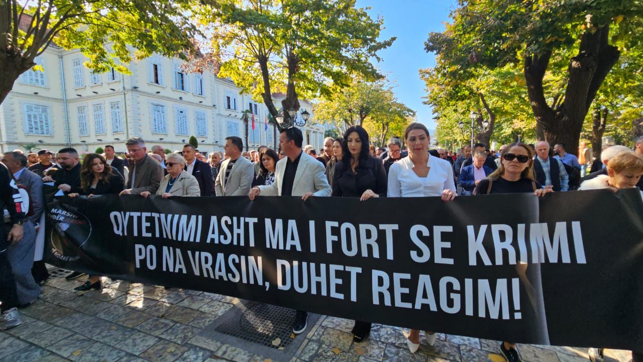 FOTOGALERI/ Protesta në Shkodër, qytetarët marshojnë kundër krimit