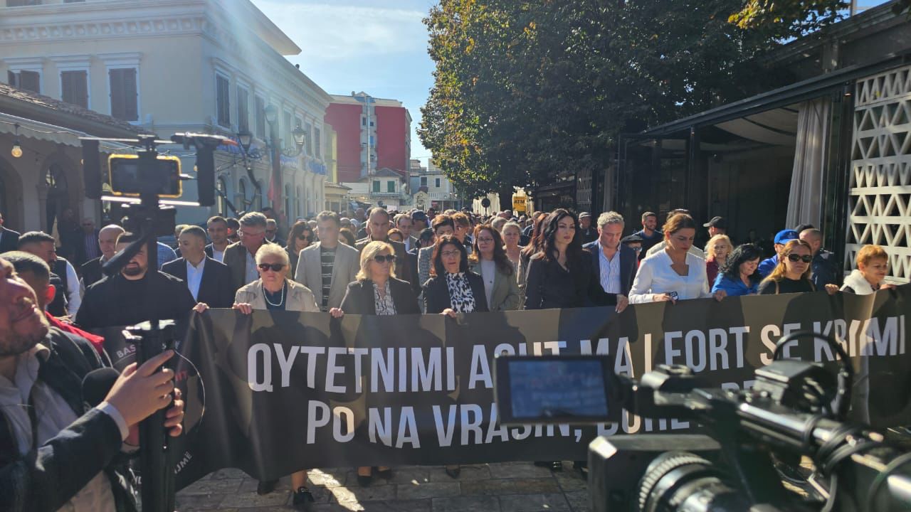FOTOGALERI/ Protesta në Shkodër, qytetarët marshojnë kundër krimit