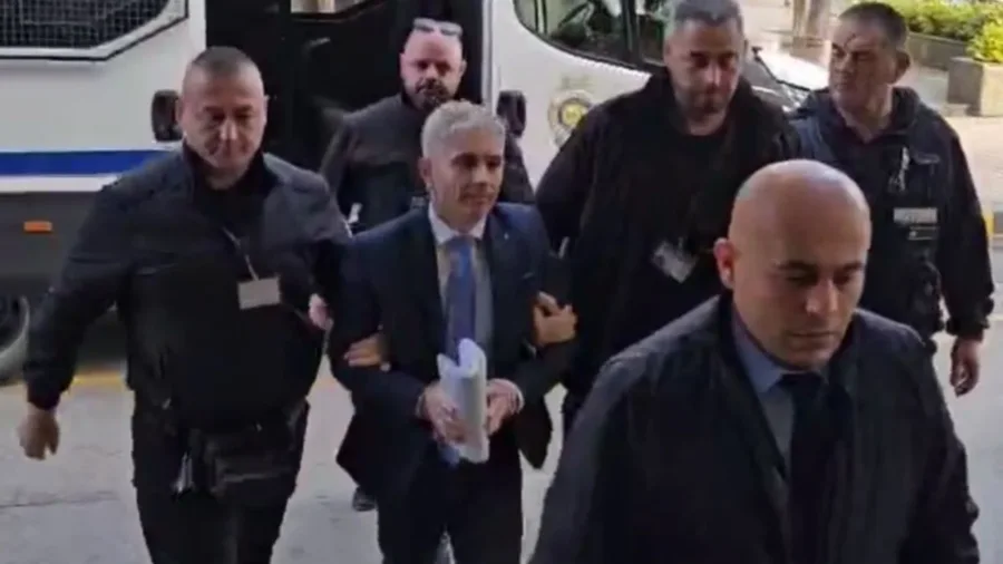 Ilir Rrapaj, me pranga e policë në Kuvend për të dëshmuar për sterilizimin