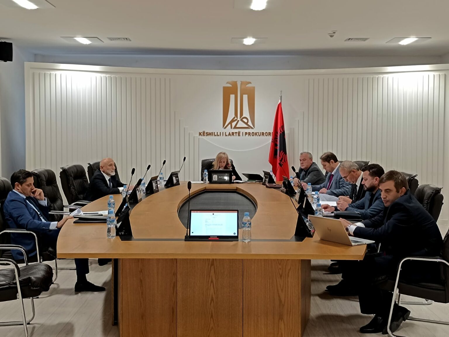 KLP sulmon kreun e PD, ja si përgjigjet Berisha