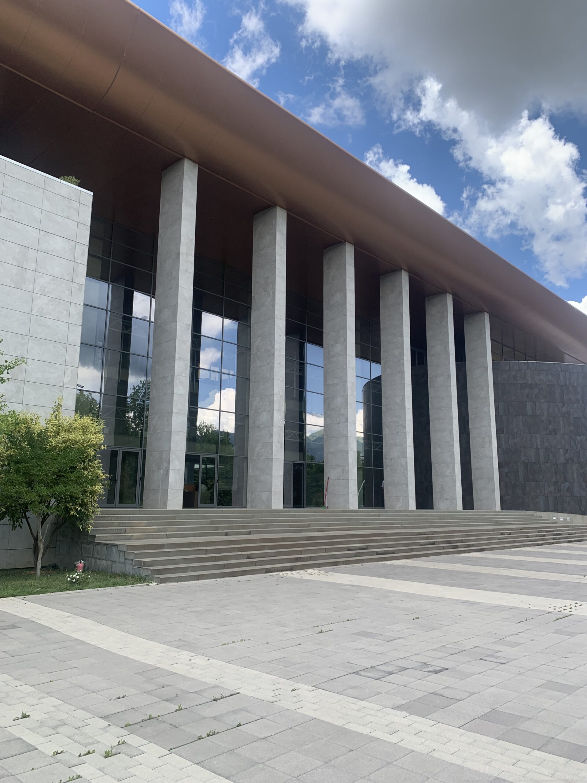 Stoku në gjykata, si ndahet mes gjykatave të cdo niveli e kategorie