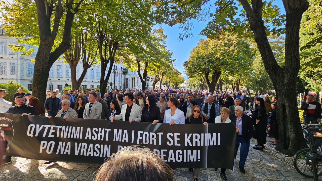 FOTOGALERI/ Protesta në Shkodër, qytetarët marshojnë kundër krimit