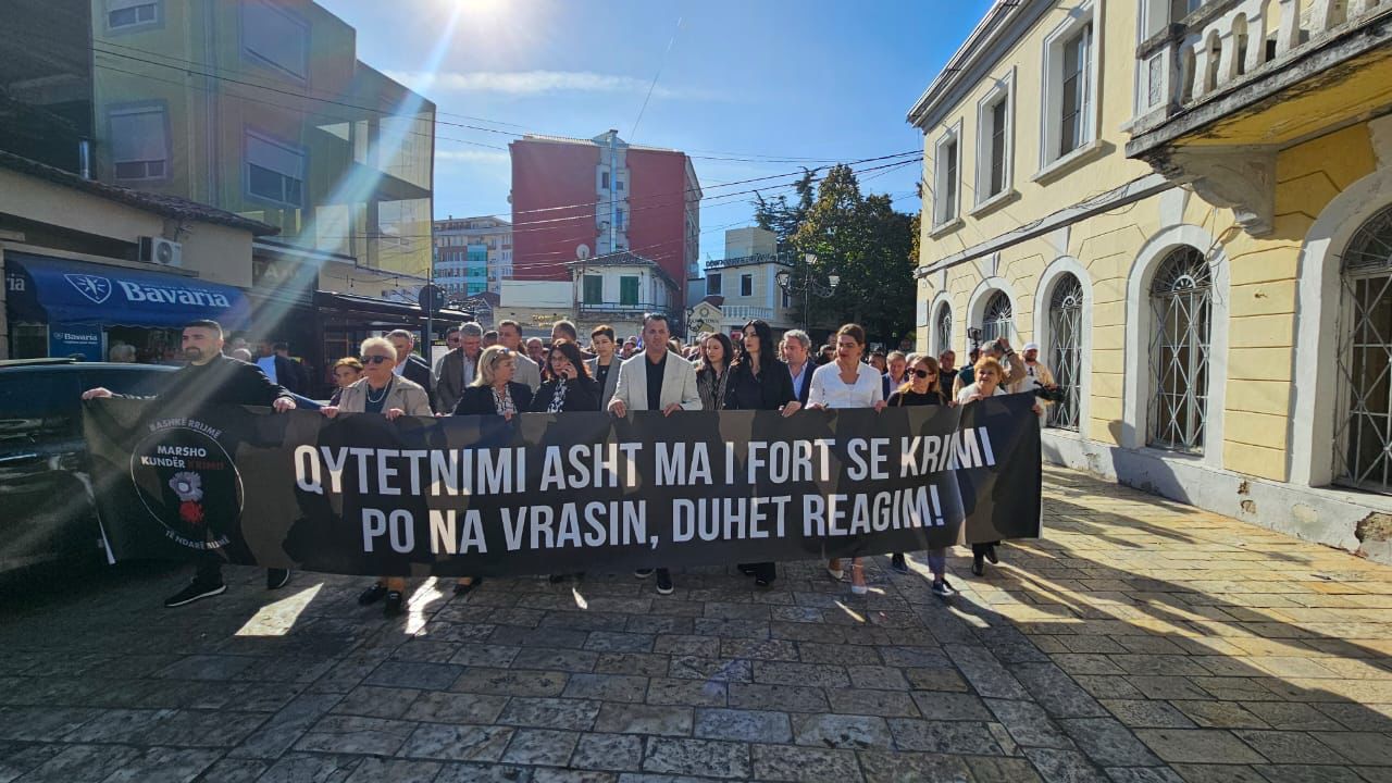 FOTOGALERI/ Protesta në Shkodër, qytetarët marshojnë kundër krimit