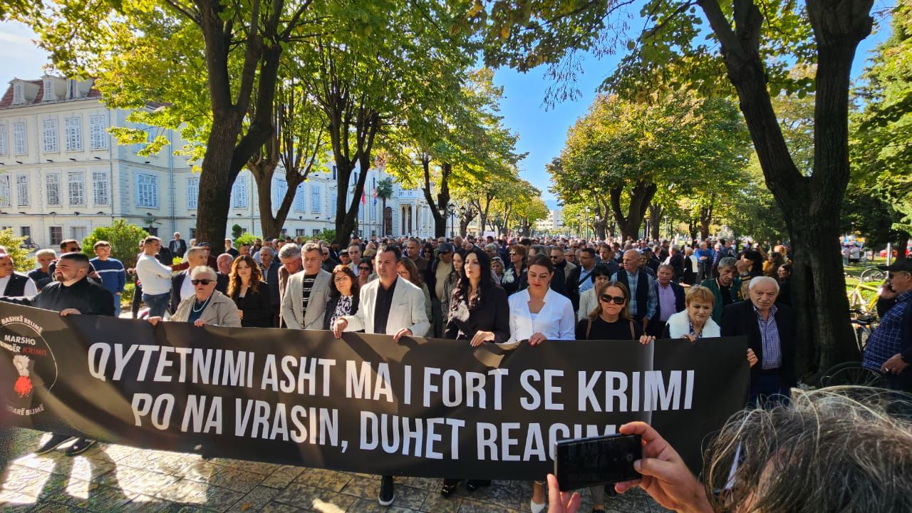 FOTOGALERI/ Protesta në Shkodër, qytetarët marshojnë kundër krimit