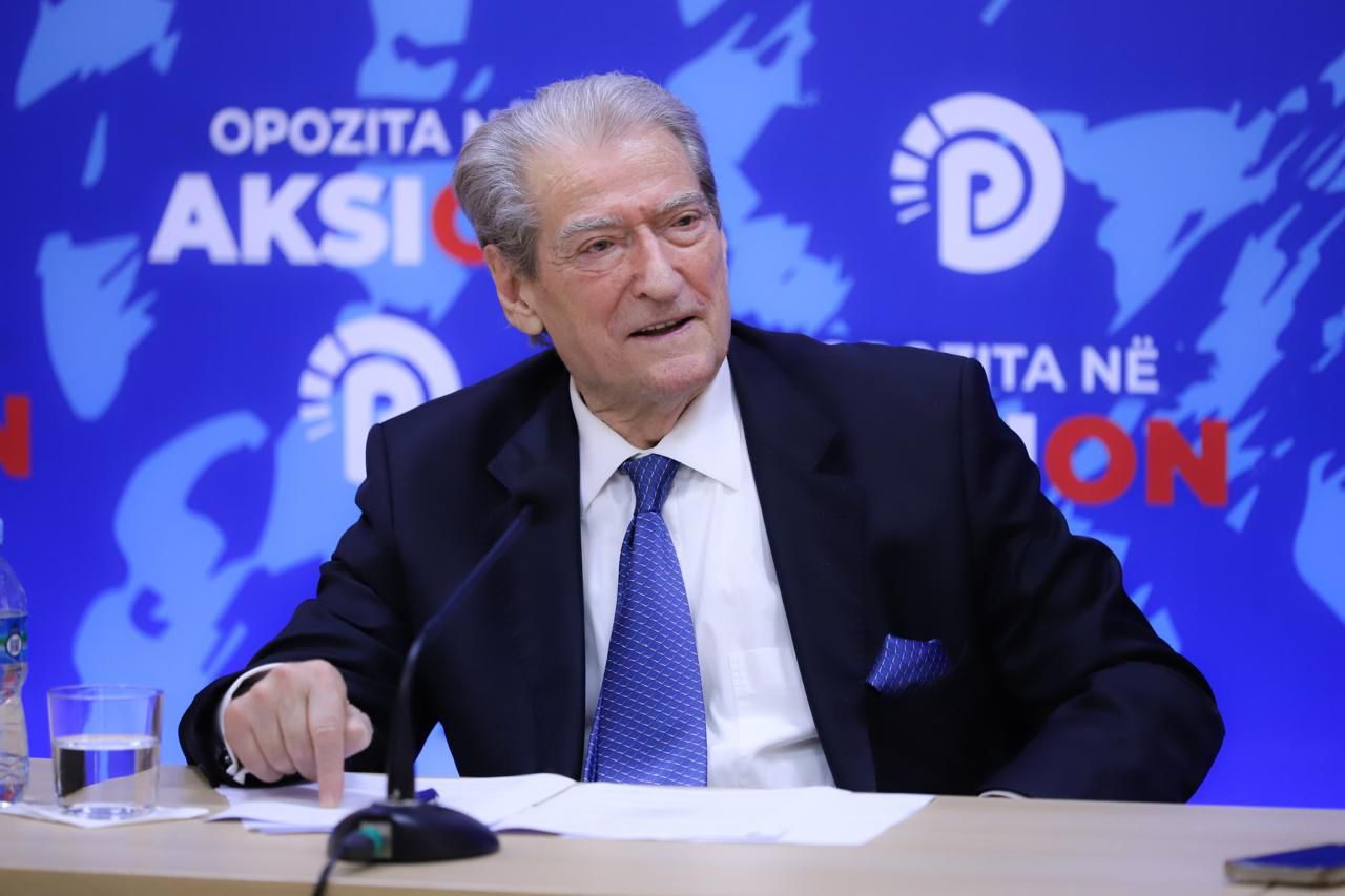 PROBLEMI/ PS nuk pranon dokumentet  biometrike të BE-së për regjistrimin e emigrantëve