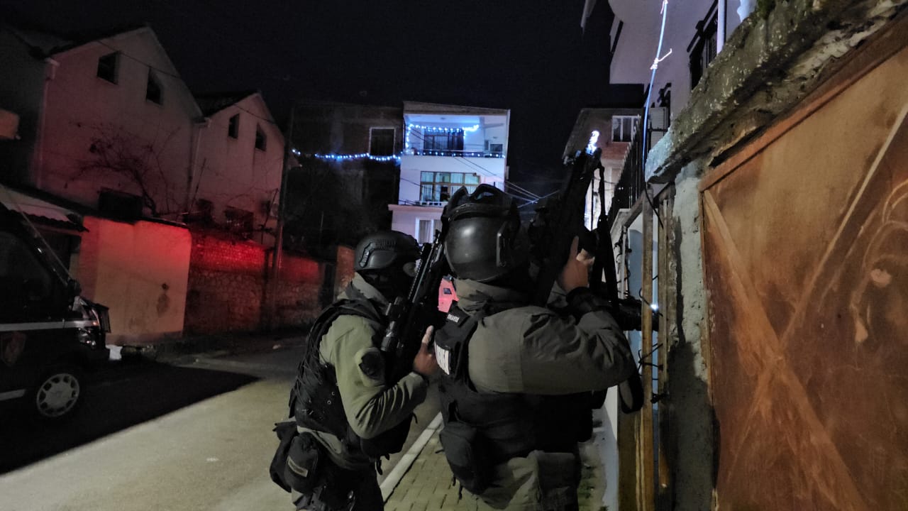 Operacion i gjerë policor në Pogradec. Kapen armë, drogë dhe para