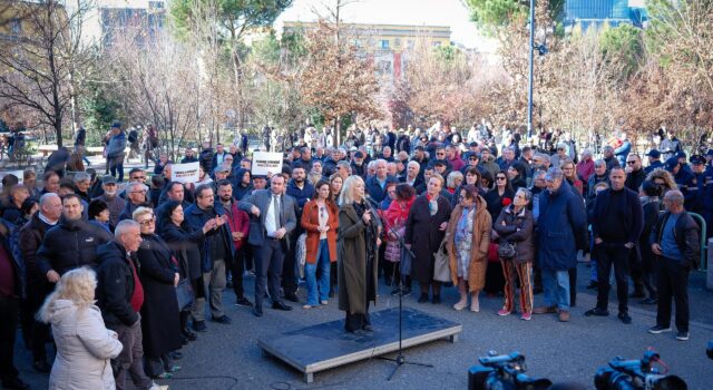 Protesta e 42-të: qytetarët kërkojnë dorëheqjen e Veliajt, përplasje me policinë në sfondin e dosjes “5D”