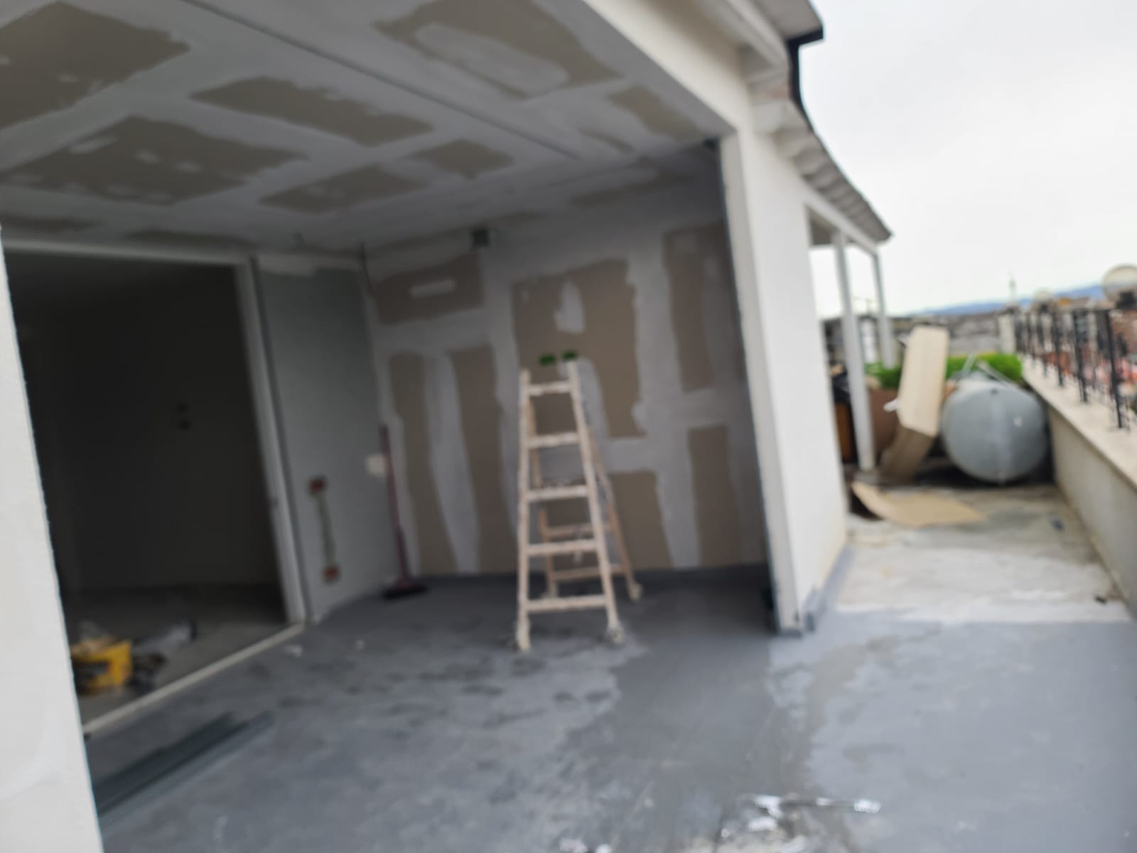 TIRANË/ Ndërtim në tarracën e pallatit, policia bashkiake hesht, IMT fshihet, familjet në rrezik nga Lilo