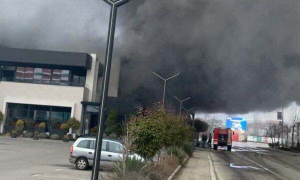 Përfshihet nga zjarri qendra tregtare në Kosovë