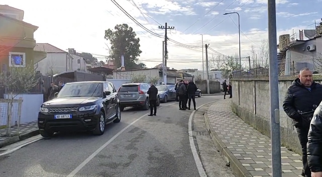 PAMJET&EMRI/ Tiranë, gjendet pa jetë në makinë, qëlluar me armë zjarri