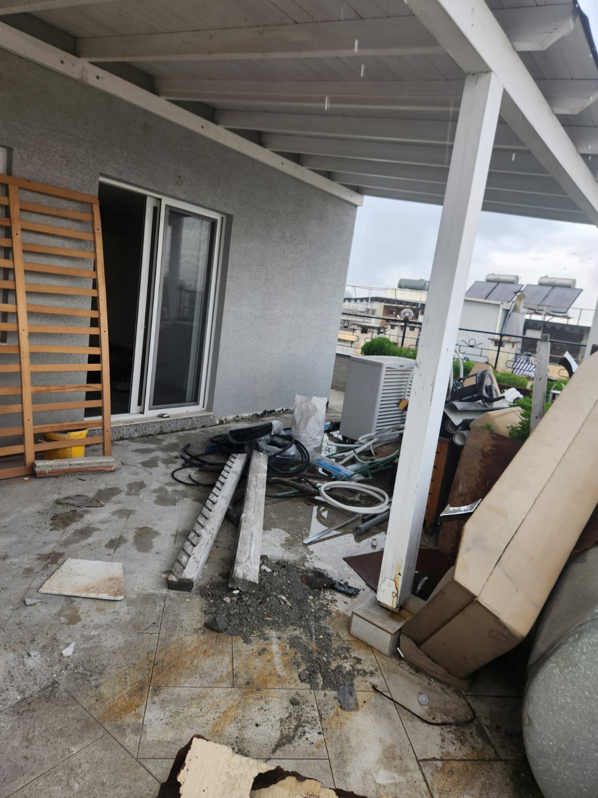 TIRANË/ Ndërtim në tarracën e pallatit, policia bashkiake hesht, IMT fshihet, familjet në rrezik nga Lilo