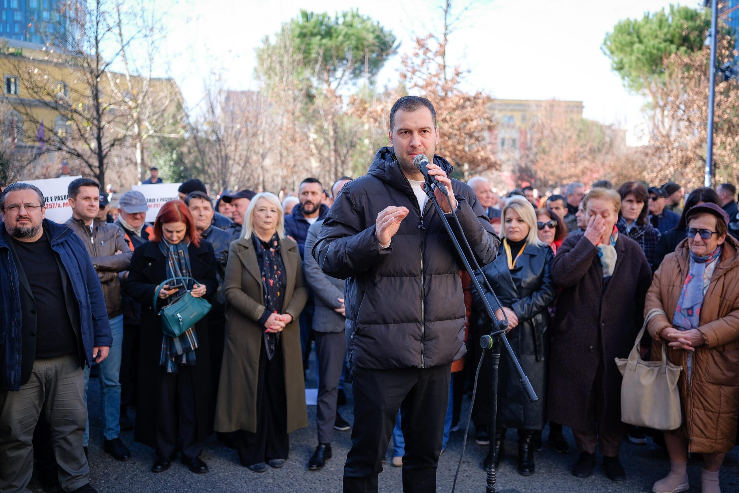 Protesta e 42-të: qytetarët kërkojnë dorëheqjen e Veliajt, përplasje me policinë në sfondin e dosjes “5D”