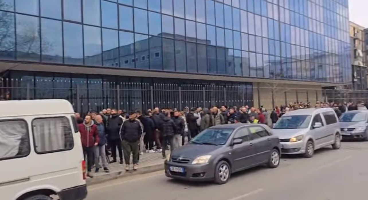 Simpatizantë të PS e punonjës të bashkisë, protestë para SPAK