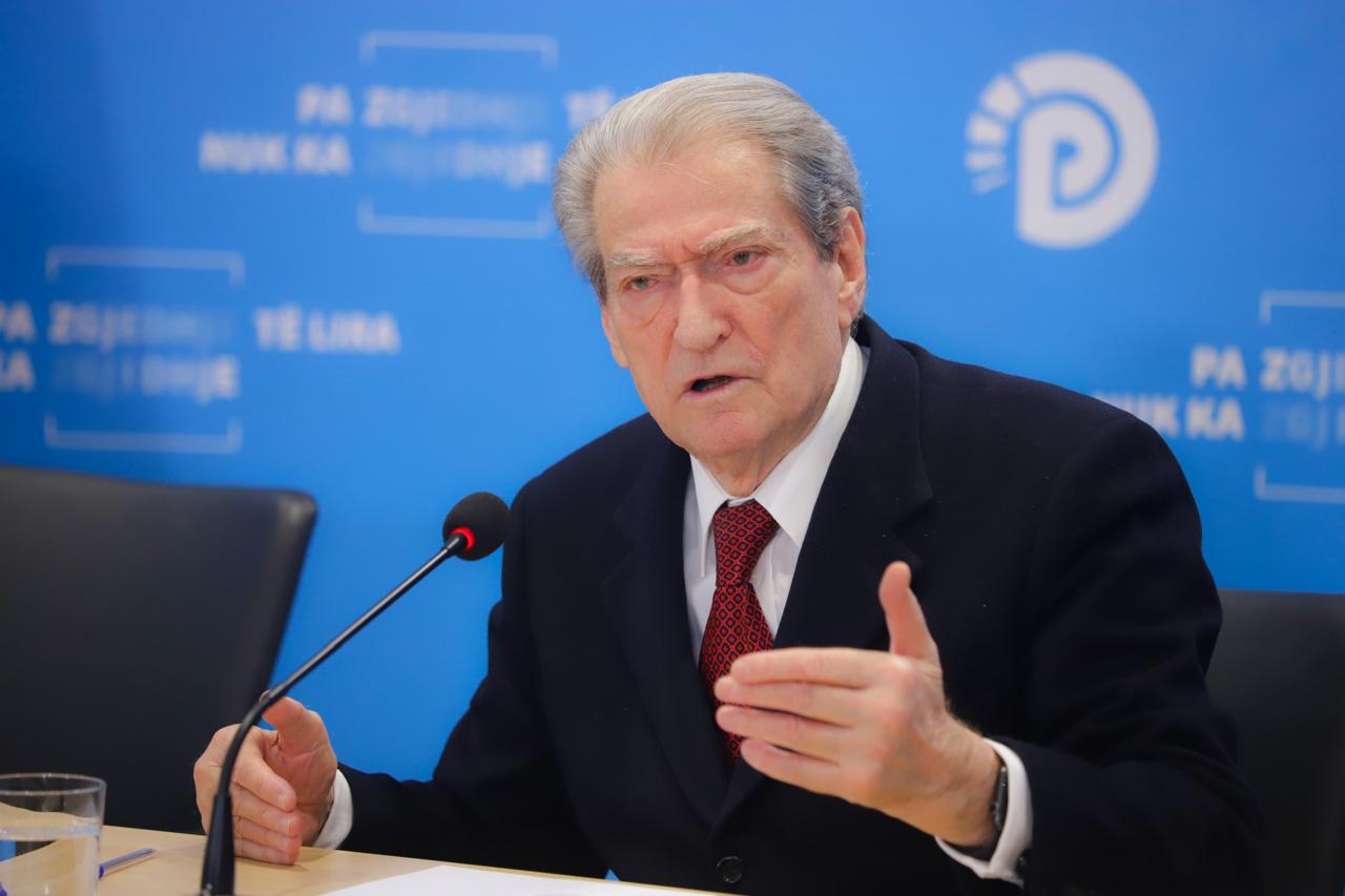 Berisha komenton takimin e grupit të PS me rektorin e UBT: Po mbulojnë inceneratorin që nuk ekziston me laboratorin që nuk ekziston