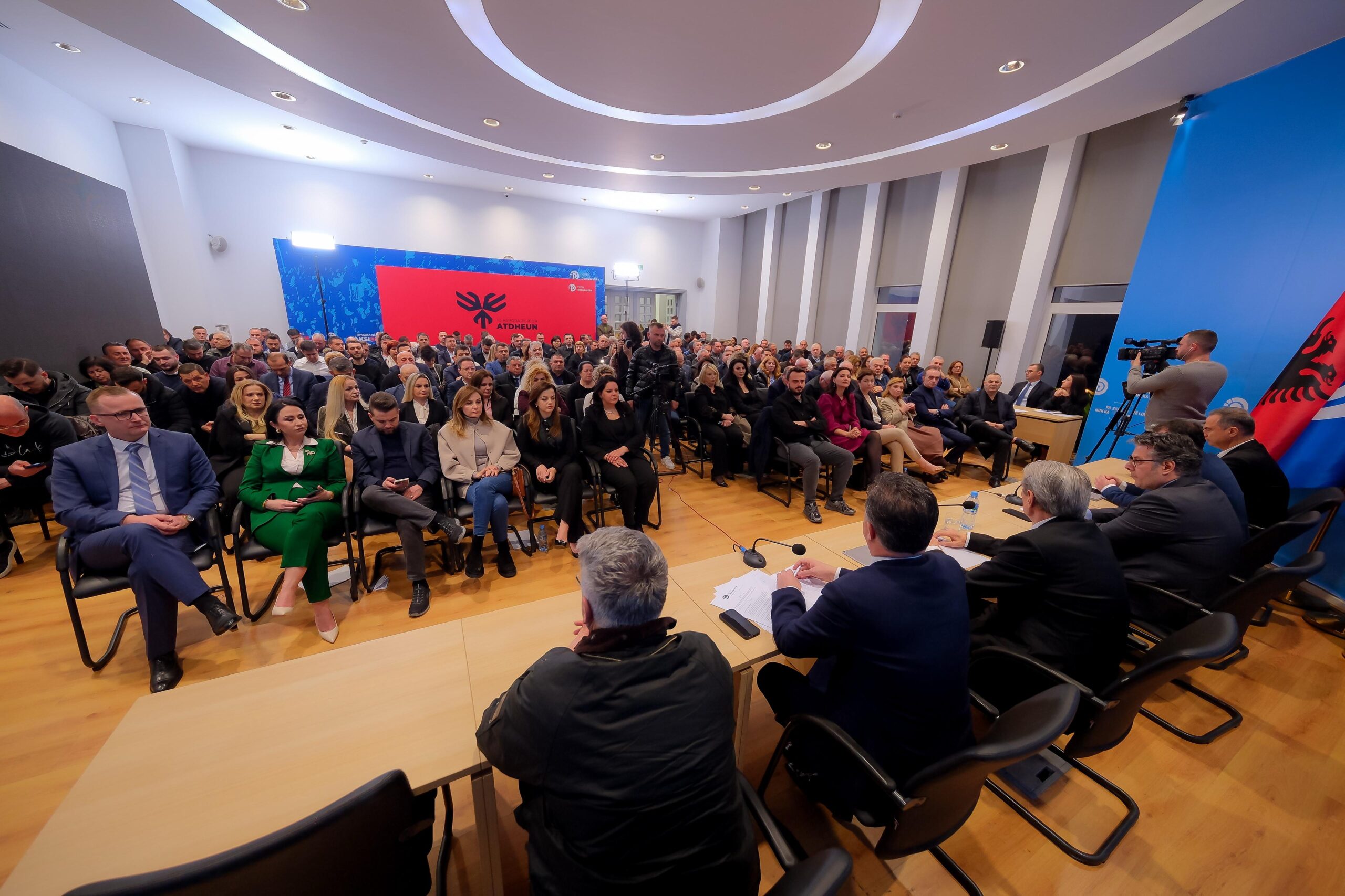 Këshilli Kombëtar i PD, kalon mes debateve rregulloren e primareve. Zëra kundër zhvillimit të garës në struktura