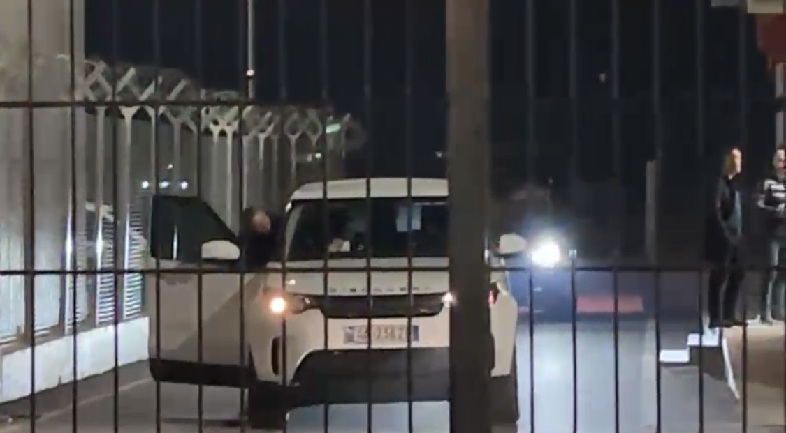 VIDEO/ Arrestohet në Rinas edhe Ajola Xoxa, policia e pret në aeroport