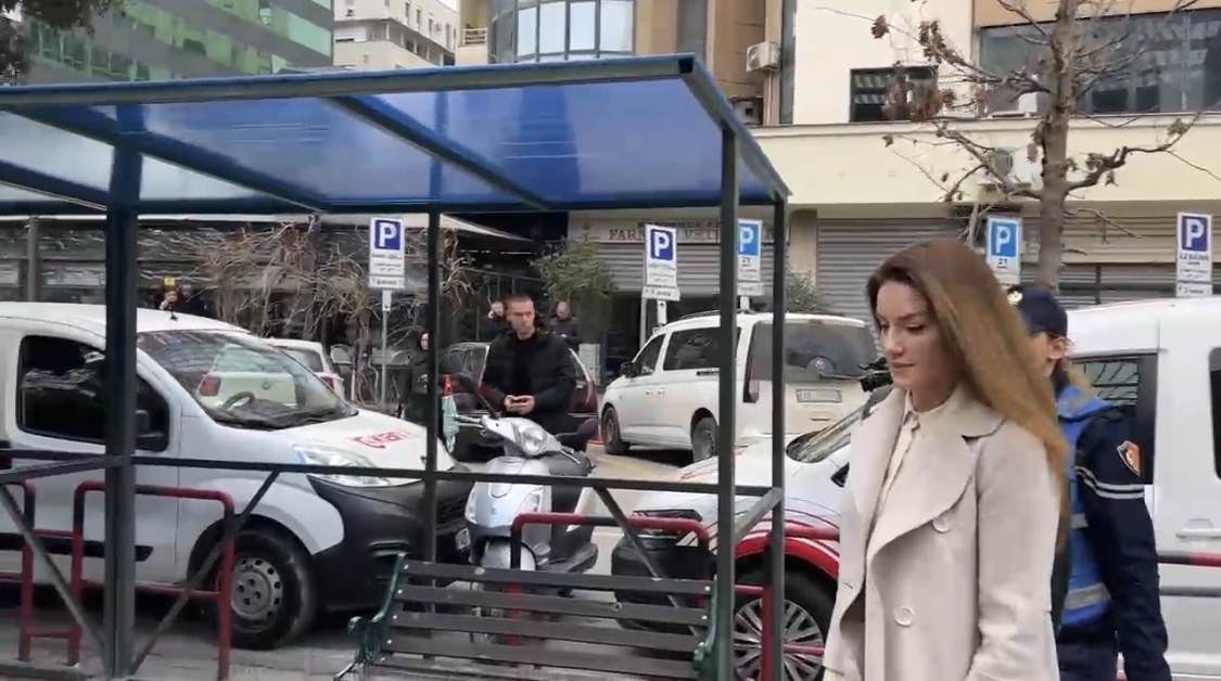 VIDEO/ Ajola Xoxa në gjykatë e shoqëruar me policë