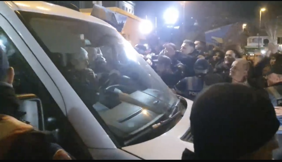 VIDEO/ Qëllohet furgoni i policisë me Veliajn brenda ndërsa nisej nga GJKKO drejt Durrësit