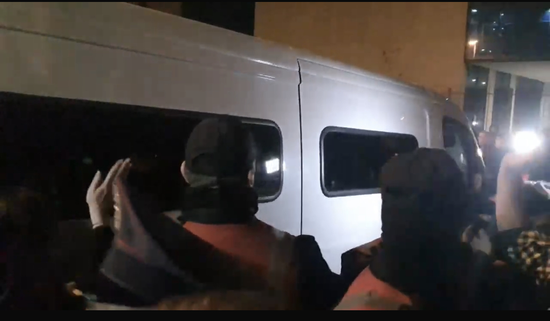 VIDEO/ Qëllohet furgoni i policisë me Veliajn brenda ndërsa nisej nga GJKKO drejt Durrësit